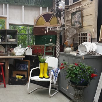 Ozarks Americana - Outdoor gardening area! Such cute stuff! Wish I had a garden! - Antiques Near Me - Anchorage, Alaska