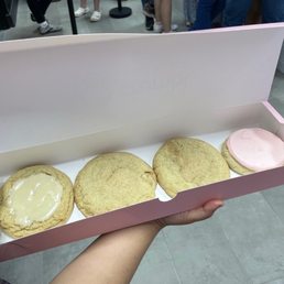 From left to right: caramel cake, 2x snickerdoodle, pink sugar From left to right: caramel cake, 2x snickerdoodle, pink sugar