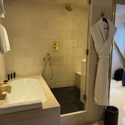 Park King Suite - shower / tub combo