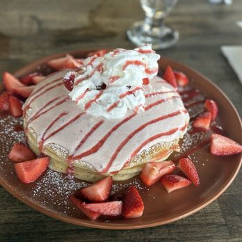 Camellia’s Brunch - Fresas con crema pancakes - Breakfast & Brunch Near Me - Bonita, California