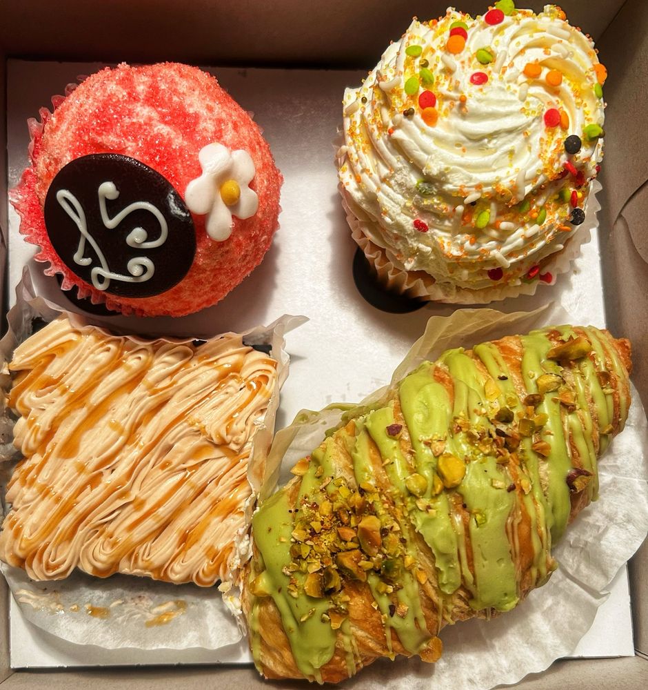 Luscious & Sweet Gourmet Bakery Logo