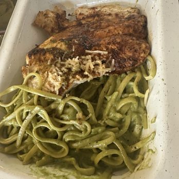 Casa Chaskis - Tallarin Verde con Pollo - Peruvian Near Me - Long Beach, California Casa Chaskis - Tallarin Verde con Pollo - Peruvian Near Me - Long Beach, California