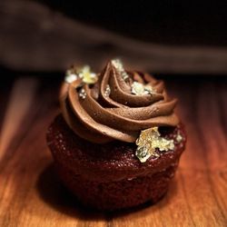 Milanes Mobile - My personal favorite! For the chocolate lovers! Red velvet, chocolate ganache center, chocolate buttercream and gold flake