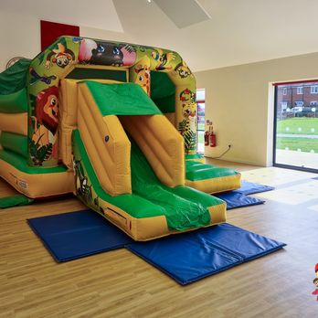 Airplay Inflatables - 18x12ft Jungle Safari bouncy castle with slide. Features jungle animals finished in vibrant yellow and green colours. - Bounce House Rentals Near Me - Bexhill, ESX