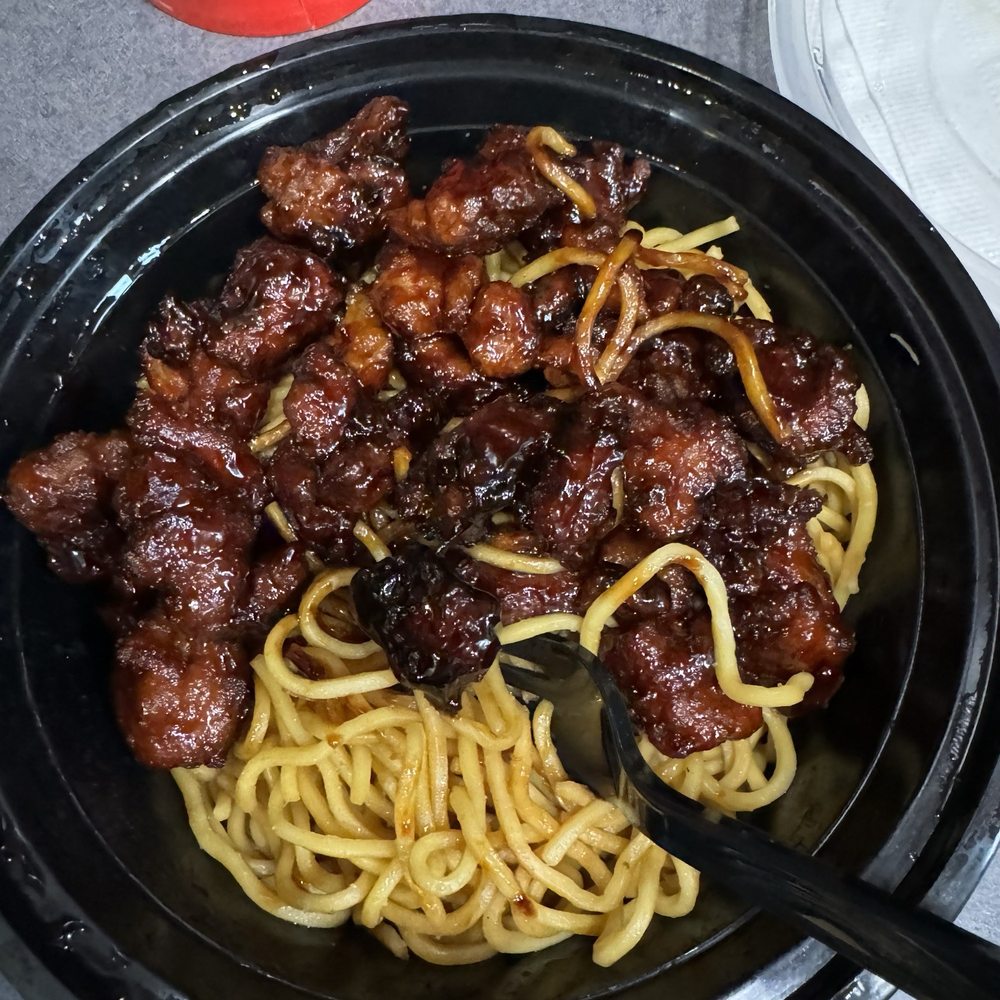 Orange chicken bowl with noodle Orange chicken bowl with noodle
