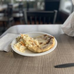 El Carrusel Bakery - Pupusas con curtido