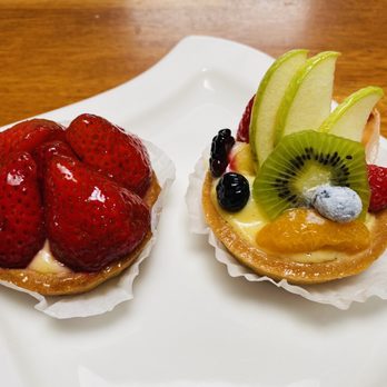 Sook Pastry - Strawberry and Tropical Fruit Tart - Bakeries Near Me - Ridgewood, New Jersey