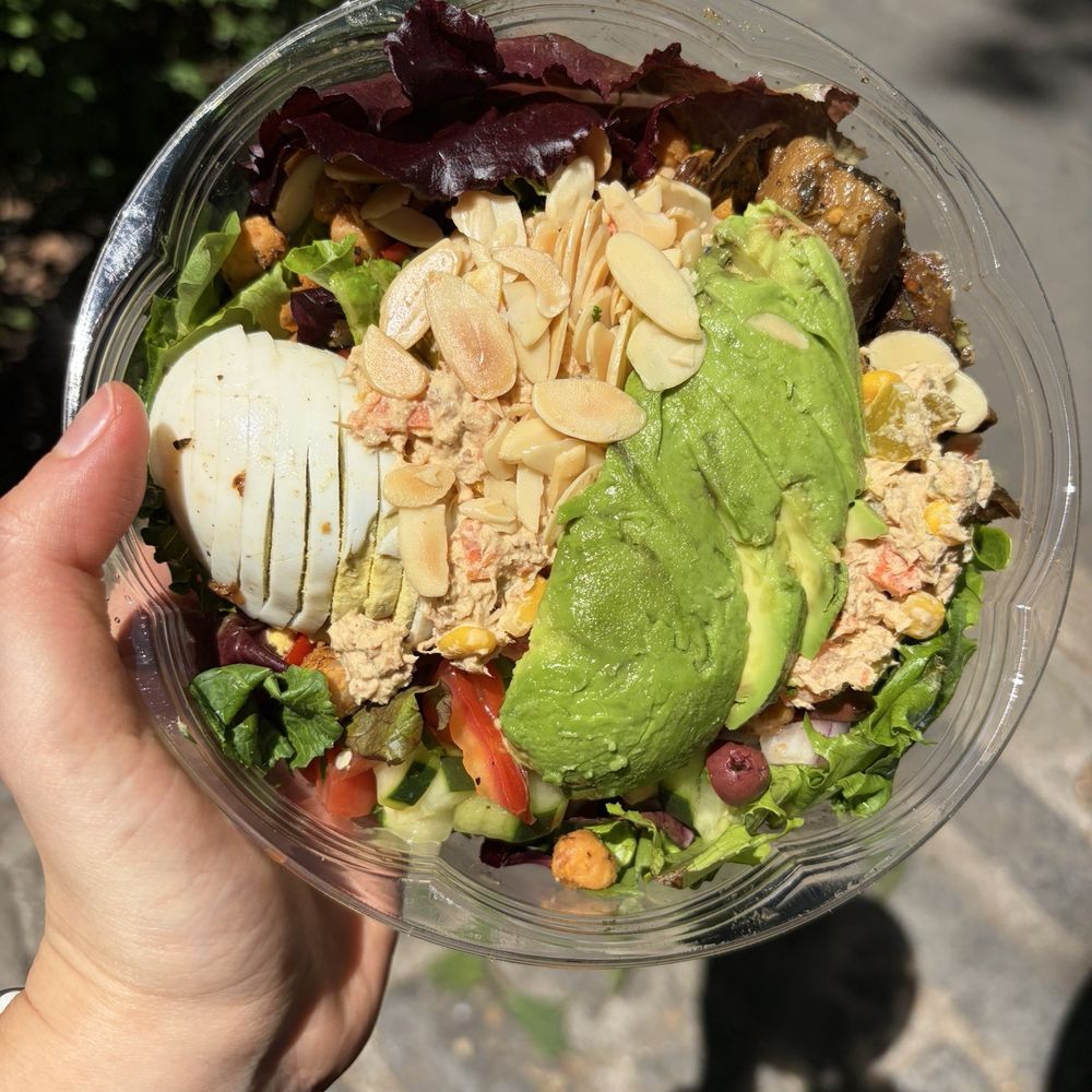 Mediterranean salad with crunchy tuna and avocado added on