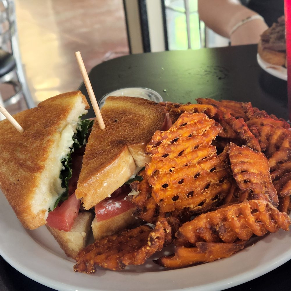 Ref's Sports Bar & Grill - Club - Burgers Near Me - Omaha, Nebraska