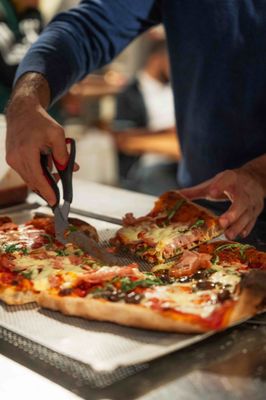 Photo of Forno - Londres, XGL, GB. Cutting pizzas for the hungry masses (photo by studiomon.co.uk)