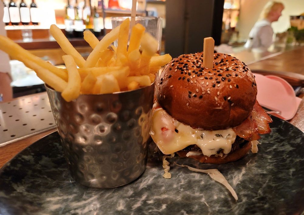 Burger & Lobster