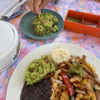 Paty's Miramar - chicken fajitas, chips and guac - American Near Me - Zihuatanejo, GRO