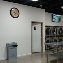Pueblo De Cochiti Convenience Store - Clean restrooms, 4 TVs, plenty of dryers