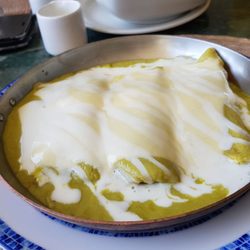 Azul y Oro Café - Enchiladas suizas