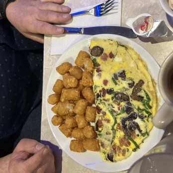 Ellen's Stardust Diner - Omelette & tots - Diners Near Me - New York, New York