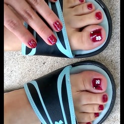 Envy Nails - GEL Mani & Pedi. Hanna was sweet enough to toss in a free flower design on my toes.