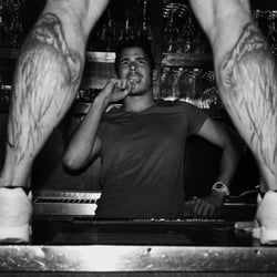 M&V Bar - Keine Angst, der will nur spielen.