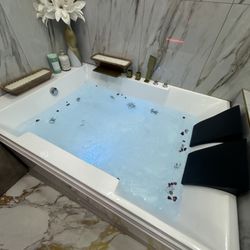 Me Time Med Spa - Jacuzzi in spa room