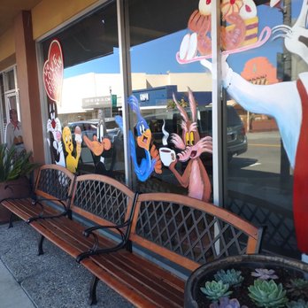 RicoPan LatinPastries - Los dibujos están súper en las ventanas - Bakeries Near Me - San Bruno, California