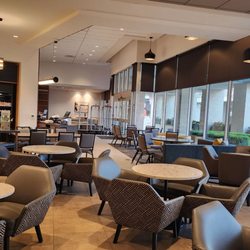 Hyatt Place - Glendale - Very spacious lobby