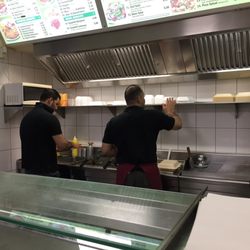 König's Grill - Männer bei der Arbeit