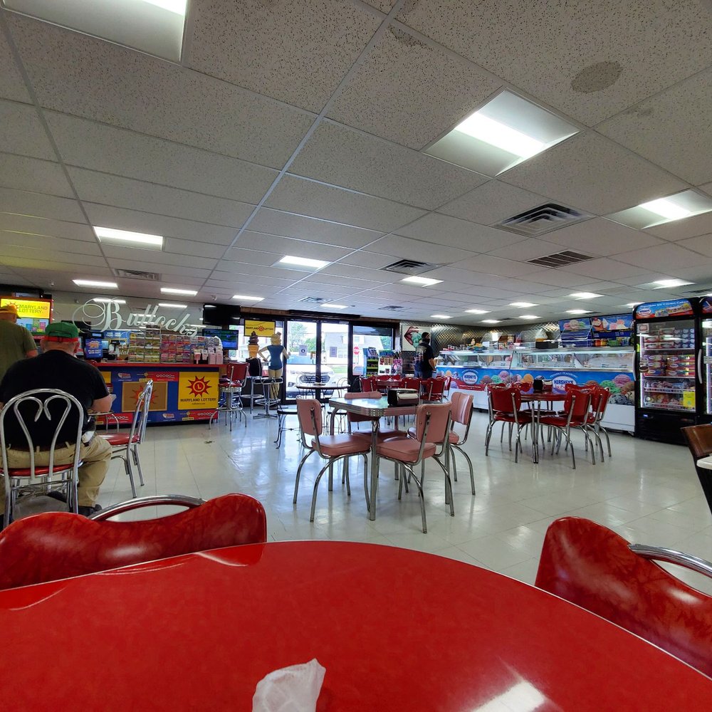 Bullock's Deli - Seating area - Delis Near Me - Denton, Maryland