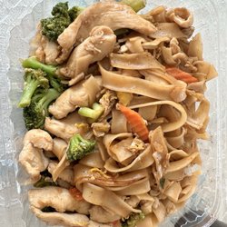 Lucky Lane 33 Cafe - Pad see ew chicken