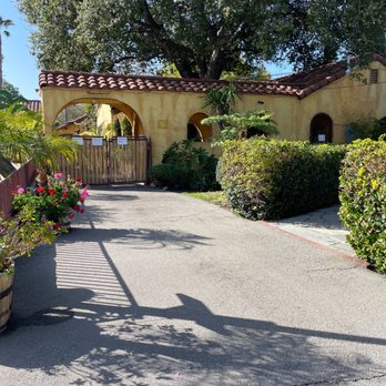 Paradise Ranch Pet Resort - Entrance - Pet Training Near Me - Sun Valley, California Paradise Ranch Pet Resort - Entrance - Pet Training Near Me - Sun Valley, California