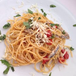 Da Mariano - Spaghetti con alici, pomodorini e pecorino