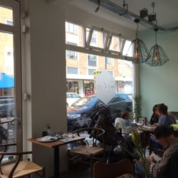 Fika - Ook fijn: verschillende hoogtes in tafels en een super groot raam.