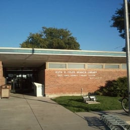 Tyler Library main entrance.