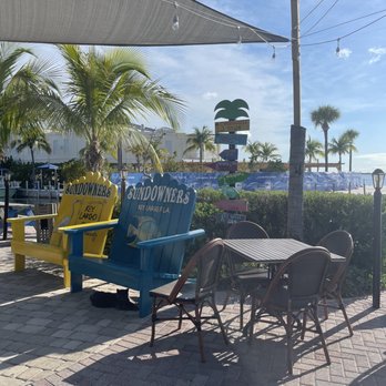 Sundowners - Nice outdoor seating and entertainment - Seafood Near Me - Key Largo, Florida Sundowners - Nice outdoor seating and entertainment - Seafood Near Me - Key Largo, Florida