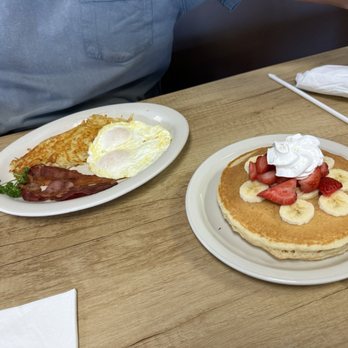 Arnie’s Cafe - Classic with cakes - Breakfast & Brunch Near Me - Reno, Nevada