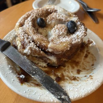 14 Carrot Cafe - Cinnamon Roll - Breakfast & Brunch Near Me - Seattle, Washington