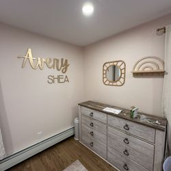 Sam Handyman - Decors hanging in baby's room