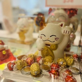 Daan Go Cake Lab - a cat figurine in a display case - Desserts Near Me - Richmond Hill, Ontario Daan Go Cake Lab - a cat figurine in a display case - Desserts Near Me - Richmond Hill, Ontario