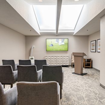Holiday Cascadian Place - Retirement Homes Near Me - Everett, Washington