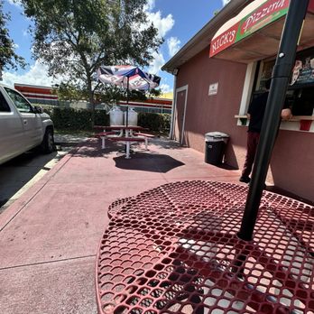 Grattin Dog - Seating - Burgers Near Me - Altamonte Springs, Florida Grattin Dog - Seating - Burgers Near Me - Altamonte Springs, Florida