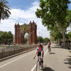 Veni Vidi Bici - Riding past the red Arc de Triomf