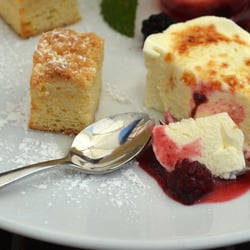 Andres - Gutsgasthof - Gutsgasthof Andres | Gebrannte Sauerrahmcreme | Brombeergröster und Holzbackofenwarmer Streuselkuchen | Detail