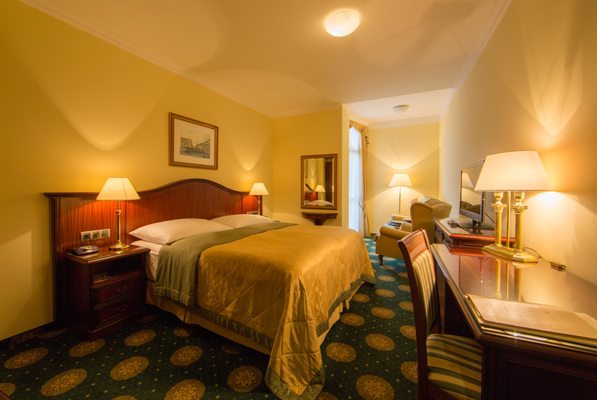 Hotel Romance by null