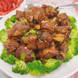 Flo’s Taiwanese Cuisine - Famous Taiwanese good luck roast pig foot.
Taiwanese believe if you eat the pig food, your life will be much smoother and easy.
