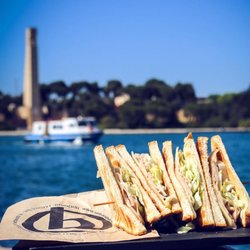 Urban Beat Burger & Coffee - Club sandwich 
*Per noi gusto e qualità sono una missione*