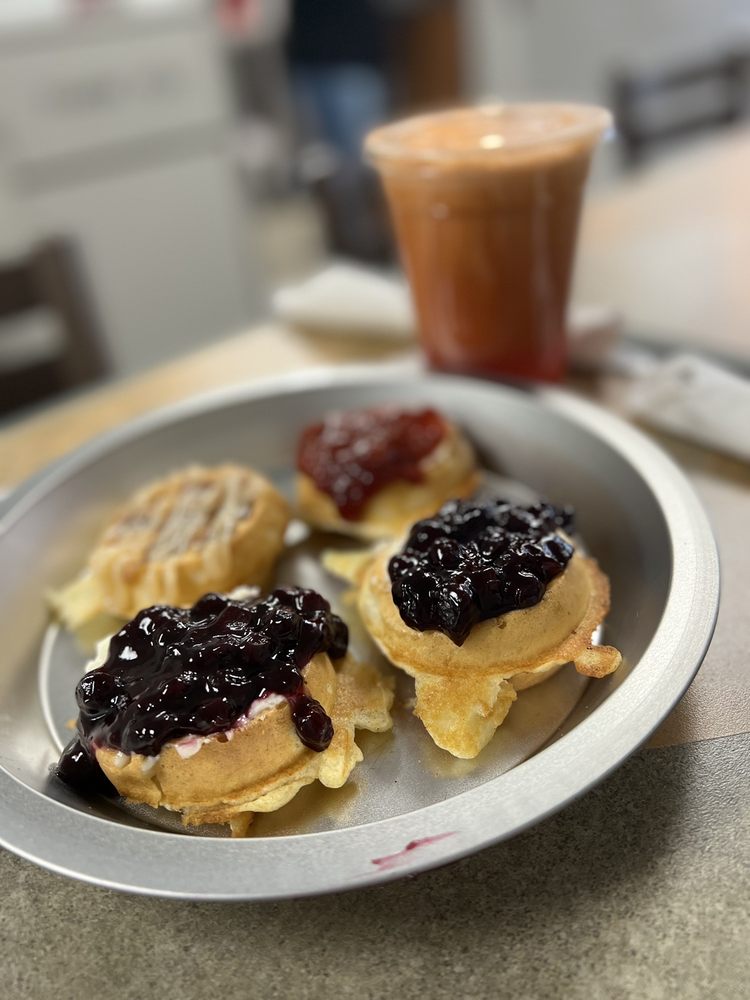 Poppi’s Waffles + Health Juice Logo