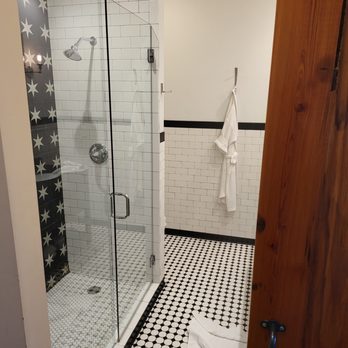 Dofflemyer Hotel - Bathroom - Hotels Near Me - San Saba, Texas