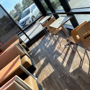 Wendy's - empty tables and chairs in a restaurant - Fast Food Near Me - Orlando, Florida