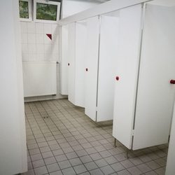 Knaus Campingpark Nürnberg - Toiletten leider dank dem Verhalten einiger Gäste dreckig. Der Betreiber sorgt auch nicht für Sauberkeit, bei dem Preis nicht ok.