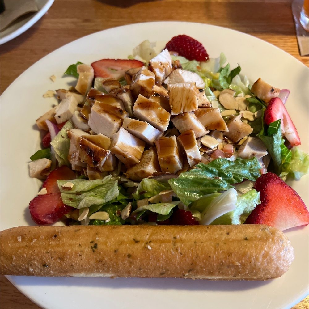 Applebee's Grill + Bar - Strawberry Balsamic Chicken Salad - American Near Me - San Dimas, California