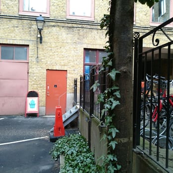 Fatima - Ingång från innergården. En av många anonyma dörrar. - Moroccan Near Me - Göteborg, O
