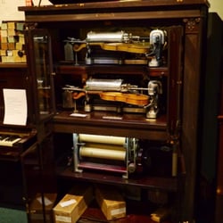 The Musical Museum - Offbeat: A violin-playing device! Works, too!